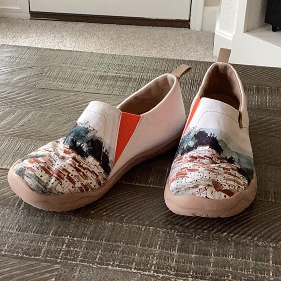 UNI lightweight travel slip ons - Picture 1 of 3